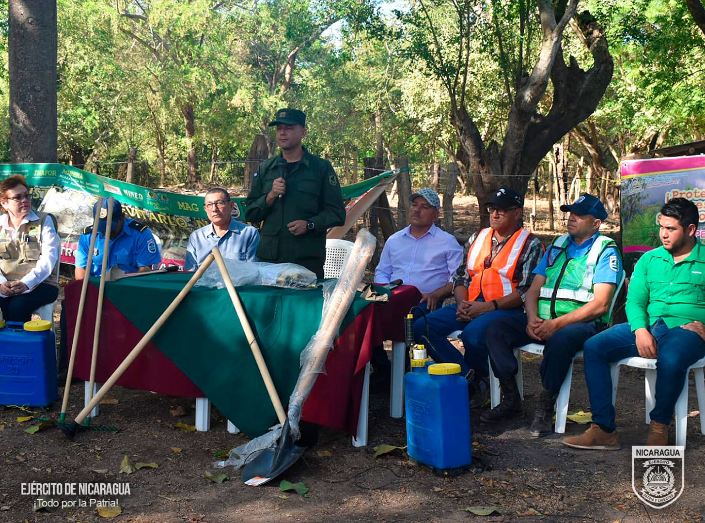 Autoridades del Ejército en reunión con autoridades y comunitarios de El Sauce y Larreynaga
