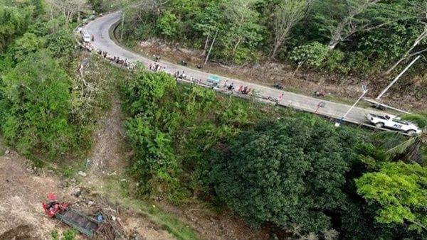 Caída de un camión por un barranco en Filipinas deja 15 muertos