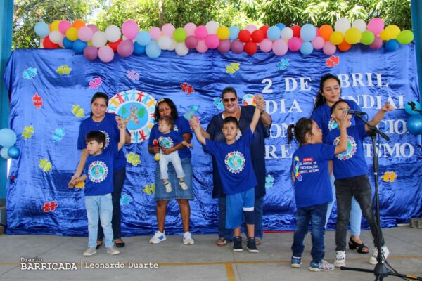 Niñez con autismo participan en Festival Azul