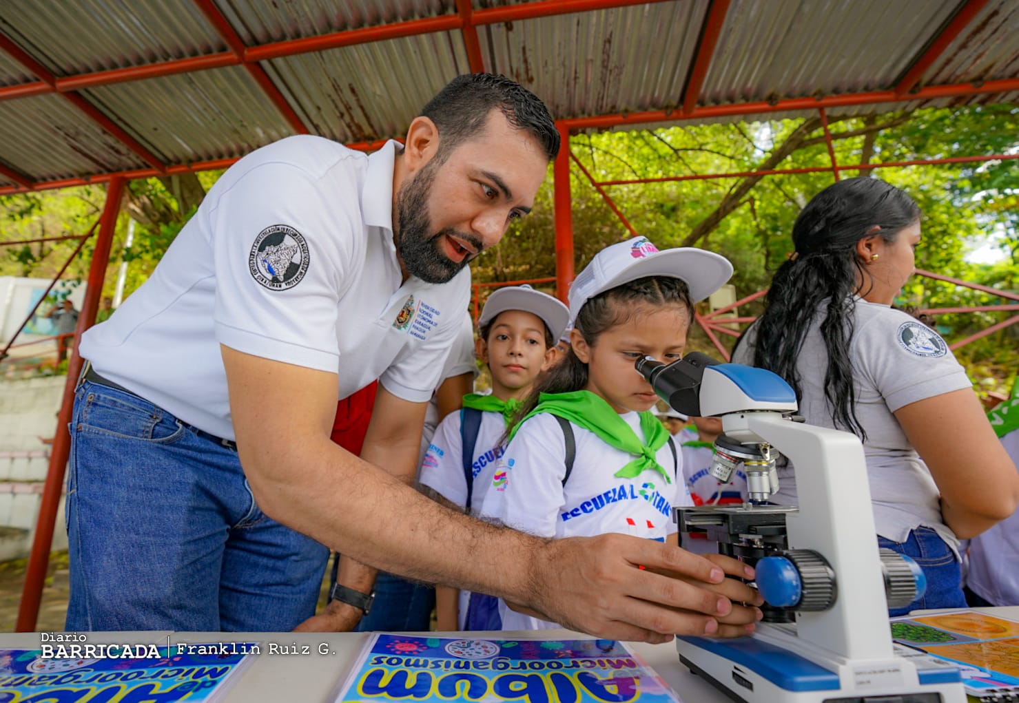 Estudiantes aprenden sobre el Cuido del Agua en el Proyecto Escuelas Flotantes