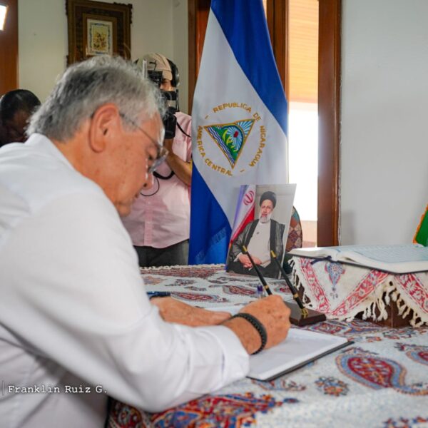 Foto de Galería: Firma de Libro de Condolencias en Embajada de la República Islámica de Irán