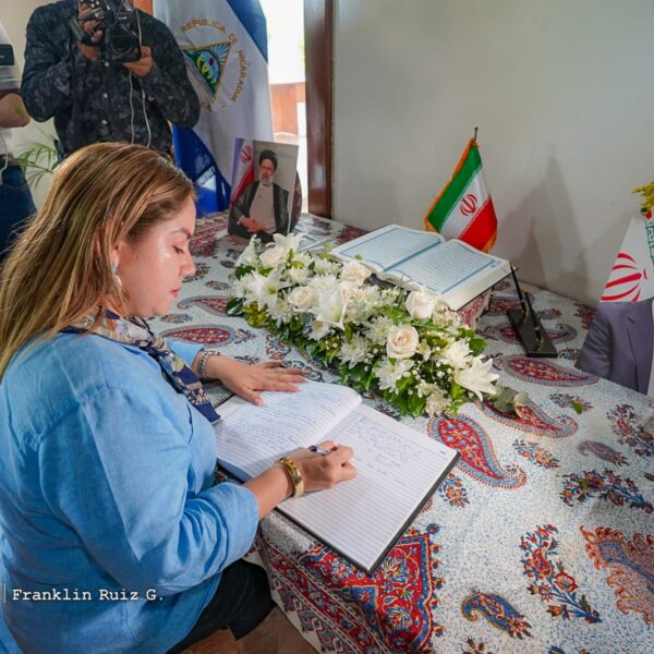 Foto de Galería: Firma de Libro de Condolencias en Embajada de la República Islámica de Irán