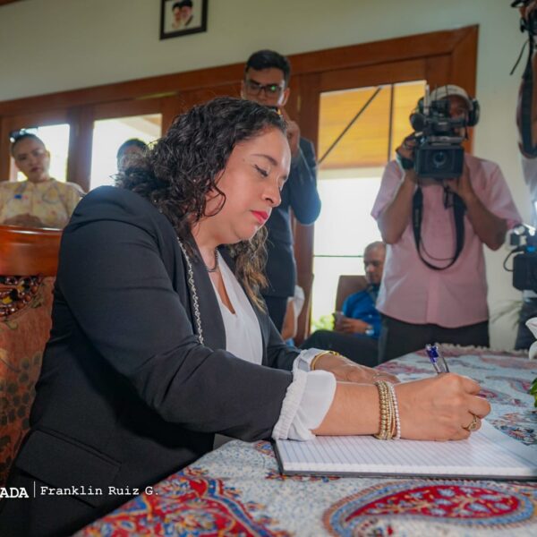 Foto de Galería: Firma de Libro de Condolencias en Embajada de la República Islámica de Irán