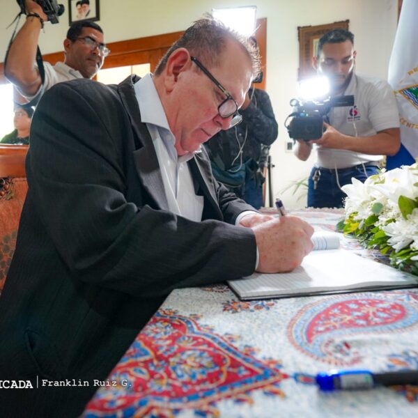 Foto de Galería: Firma de Libro de Condolencias en Embajada de la República Islámica de Irán