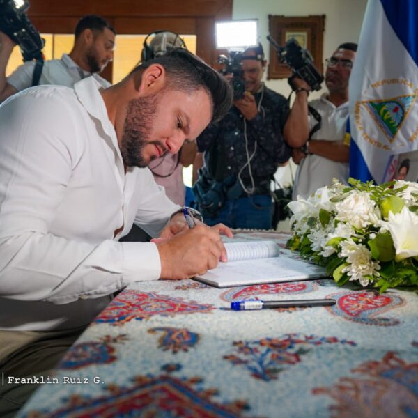 Foto de Galería: Firma de Libro de Condolencias en Embajada de la República Islámica de Irán