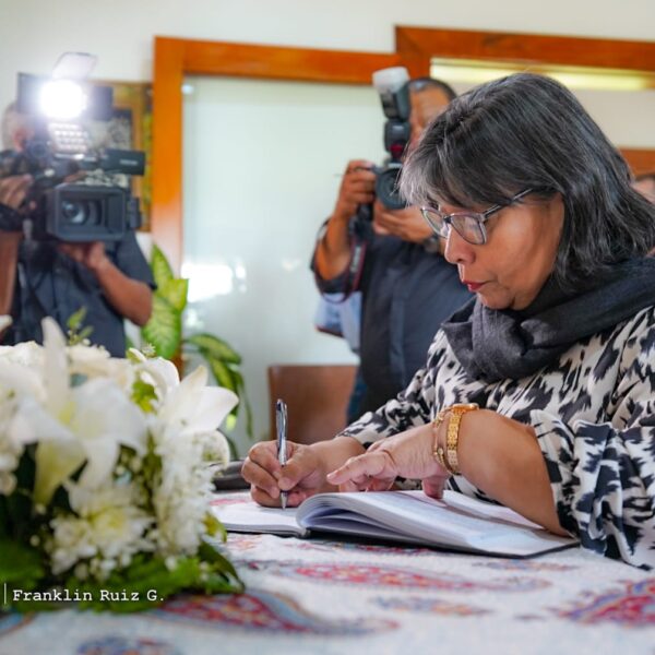 Foto de Galería: Firma de Libro de Condolencias en Embajada de la República Islámica de Irán
