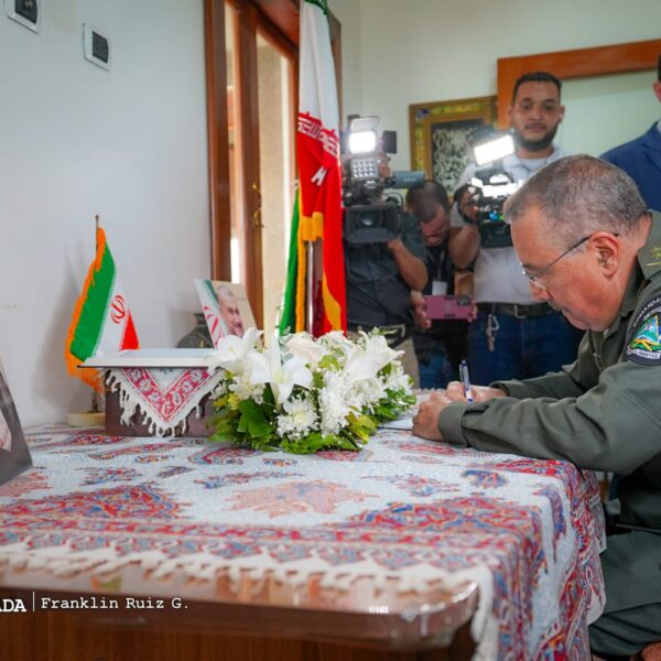 Foto de Galería: Firma de Libro de Condolencias en Embajada de la República Islámica de Irán