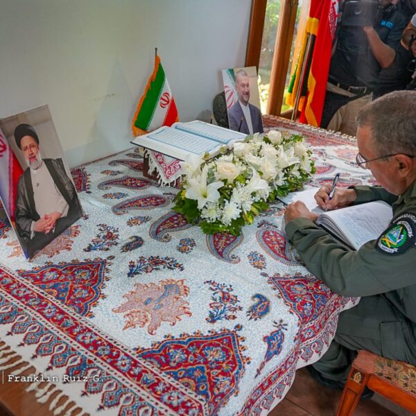Foto de Galería: Firma de Libro de Condolencias en Embajada de la República Islámica de Irán