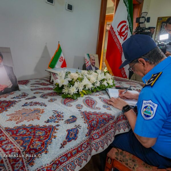 Foto de Galería: Firma de Libro de Condolencias en Embajada de la República Islámica de Irán