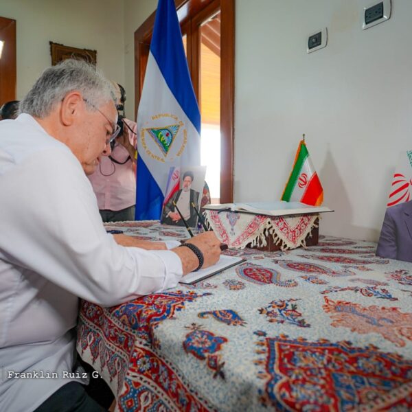 Foto de Galería: Firma de Libro de Condolencias en Embajada de la República Islámica de Irán