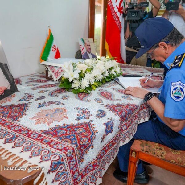 Foto de Galería: Firma de Libro de Condolencias en Embajada de la República Islámica de Irán