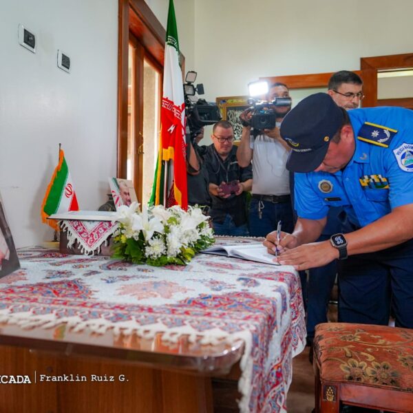 Foto de Galería: Firma de Libro de Condolencias en Embajada de la República Islámica de Irán