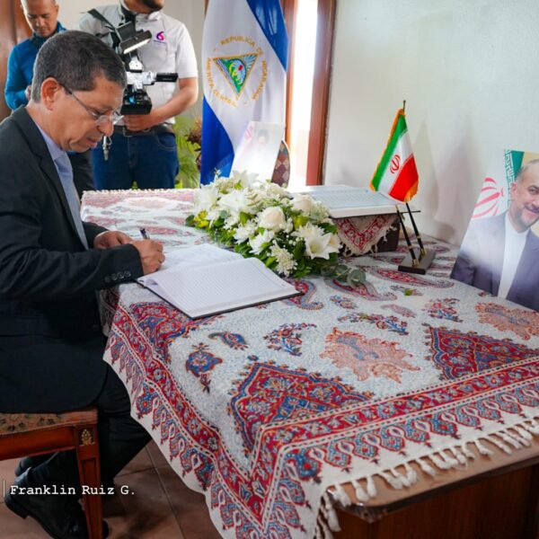 Foto de Galería: Firma de Libro de Condolencias en Embajada de la República Islámica de Irán