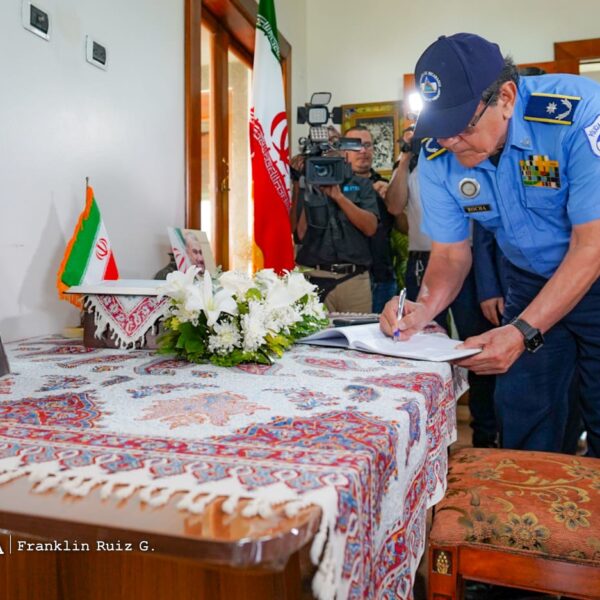 Foto de Galería: Firma de Libro de Condolencias en Embajada de la República Islámica de Irán
