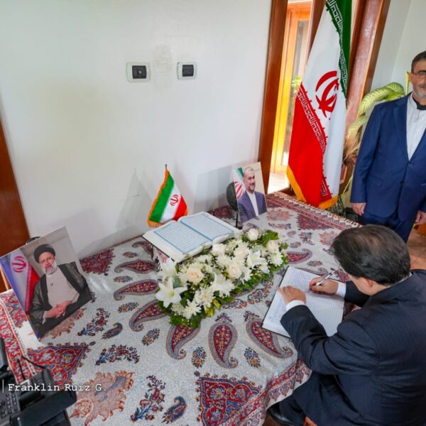 Foto de Galería: Firma de Libro de Condolencias en Embajada de la República Islámica de Irán