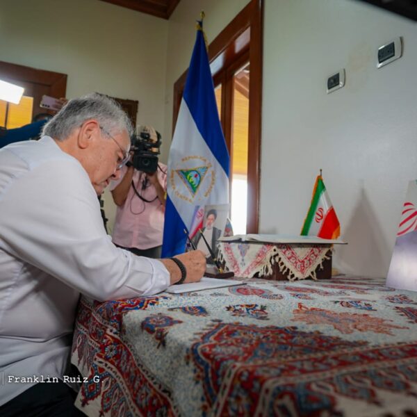 Foto de Galería: Firma de Libro de Condolencias en Embajada de la República Islámica de Irán