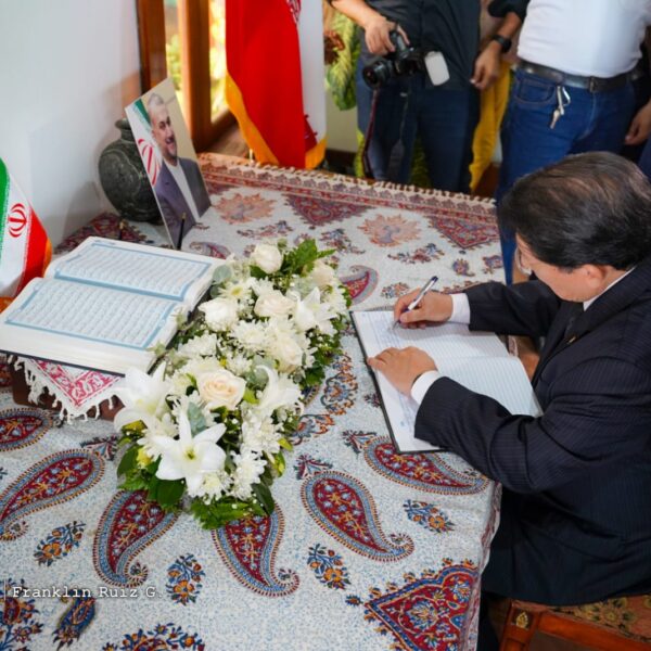 Foto de Galería: Firma de Libro de Condolencias en Embajada de la República Islámica de Irán