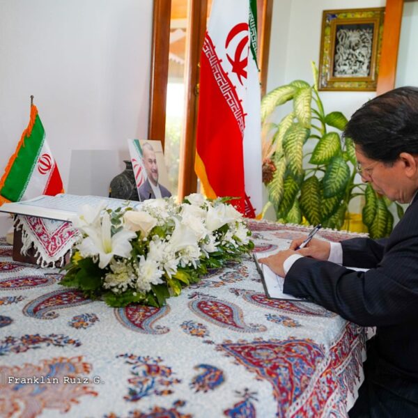 Foto de Galería: Firma de Libro de Condolencias en Embajada de la República Islámica de Irán