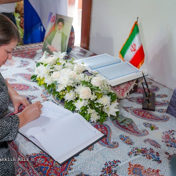 Foto de Galería: Firma de Libro de Condolencias en Embajada de la República Islámica de Irán