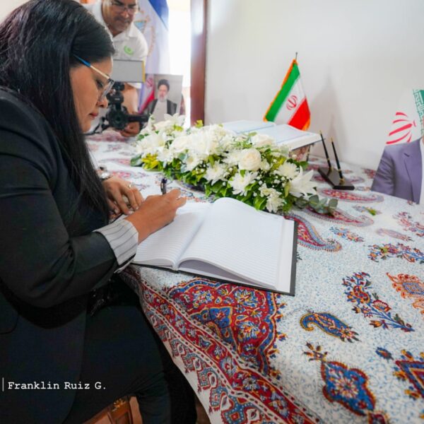Foto de Galería: Firma de Libro de Condolencias en Embajada de la República Islámica de Irán