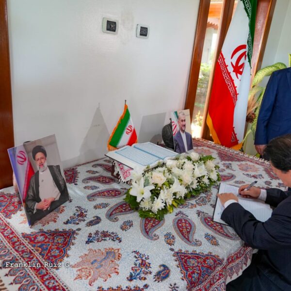 Foto de Galería: Firma de Libro de Condolencias en Embajada de la República Islámica de Irán