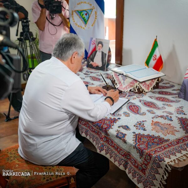 Foto de Galería: Firma de Libro de Condolencias en Embajada de la República Islámica de Irán