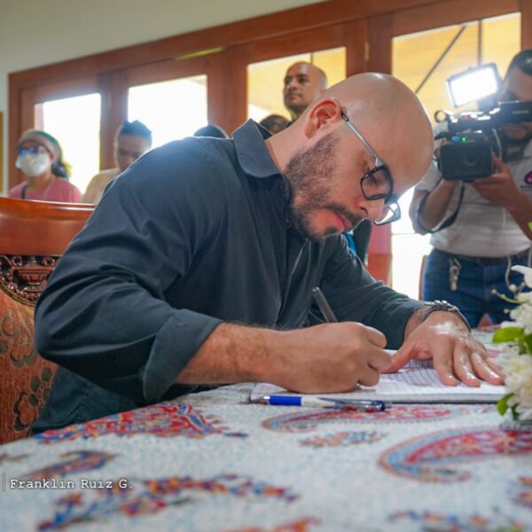 Foto de Galería: Firma de Libro de Condolencias en Embajada de la República Islámica de Irán