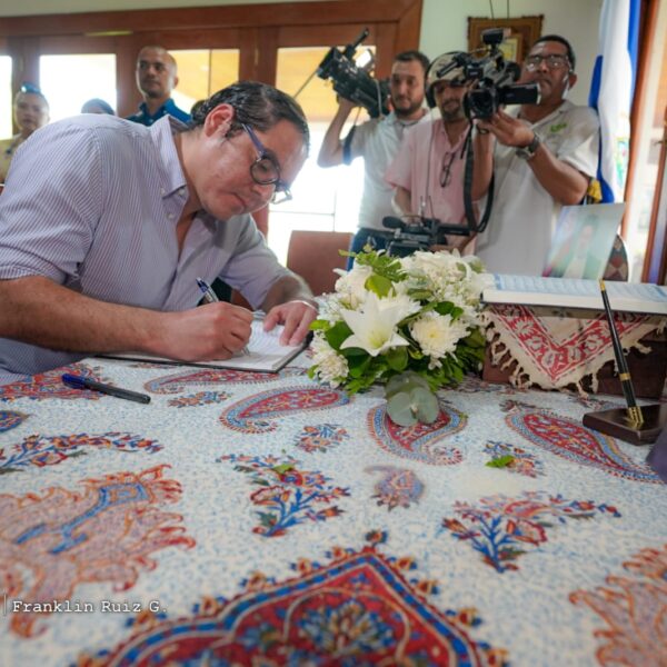 Foto de Galería: Firma de Libro de Condolencias en Embajada de la República Islámica de Irán
