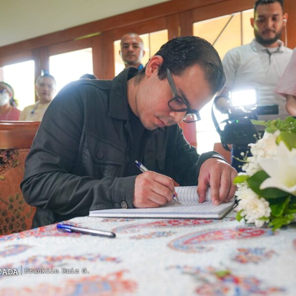 Foto de Galería: Firma de Libro de Condolencias en Embajada de la República Islámica de Irán