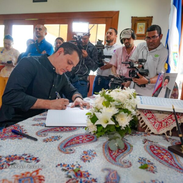 Foto de Galería: Firma de Libro de Condolencias en Embajada de la República Islámica de Irán