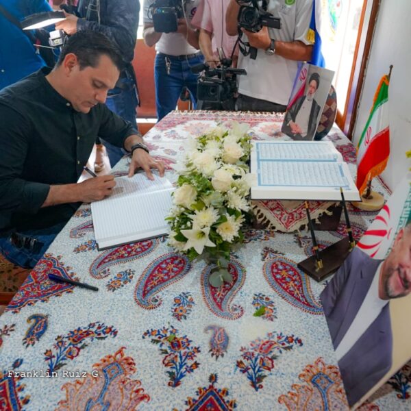 Foto de Galería: Firma de Libro de Condolencias en Embajada de la República Islámica de Irán