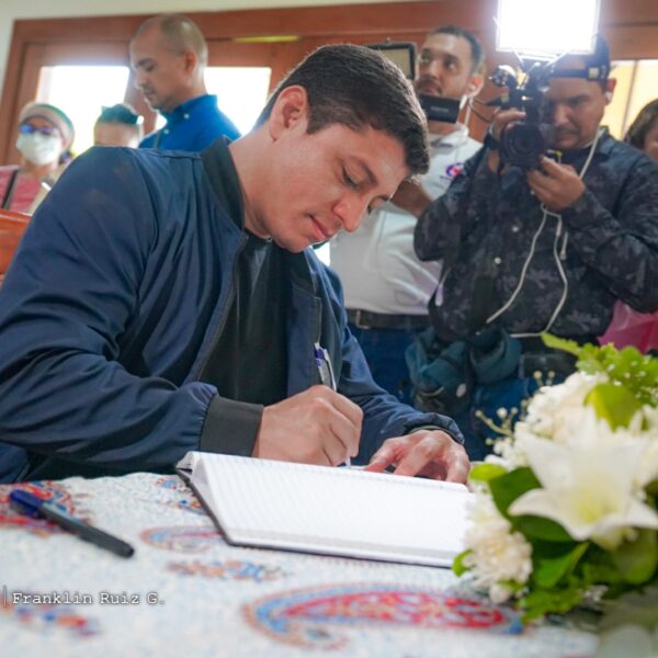 Foto de Galería: Firma de Libro de Condolencias en Embajada de la República Islámica de Irán