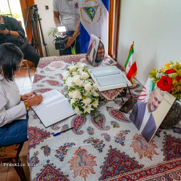 Foto de Galería: Firma de Libro de Condolencias en Embajada de la República Islámica de Irán