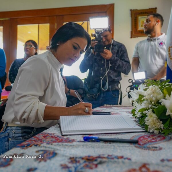 Foto de Galería: Firma de Libro de Condolencias en Embajada de la República Islámica de Irán
