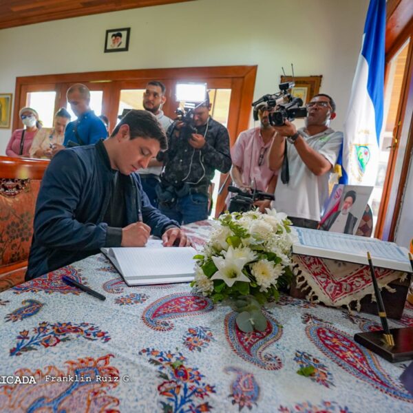 Foto de Galería: Firma de Libro de Condolencias en Embajada de la República Islámica de Irán