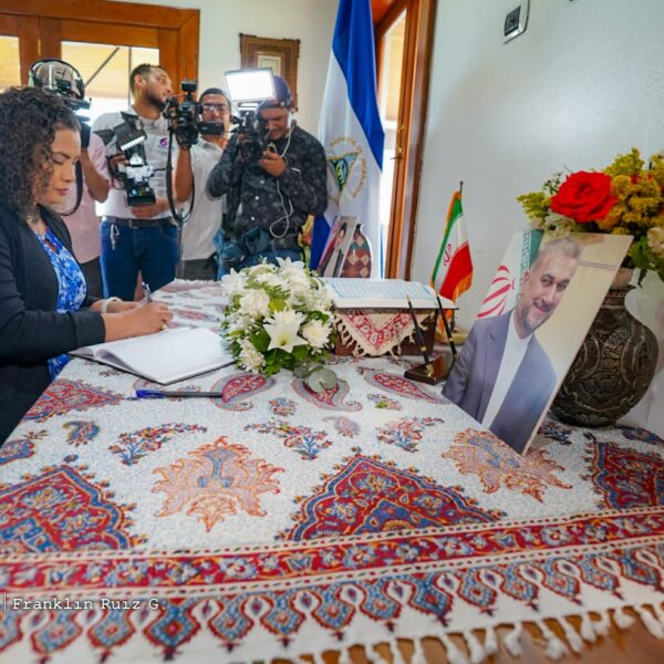 Foto de Galería: Firma de Libro de Condolencias en Embajada de la República Islámica de Irán