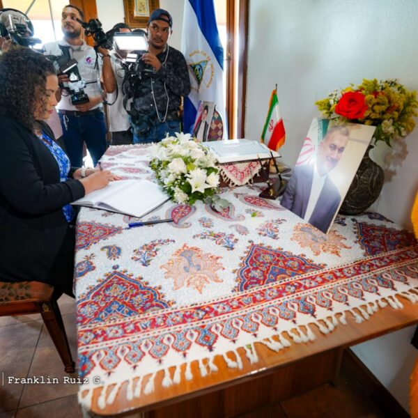 Foto de Galería: Firma de Libro de Condolencias en Embajada de la República Islámica de Irán