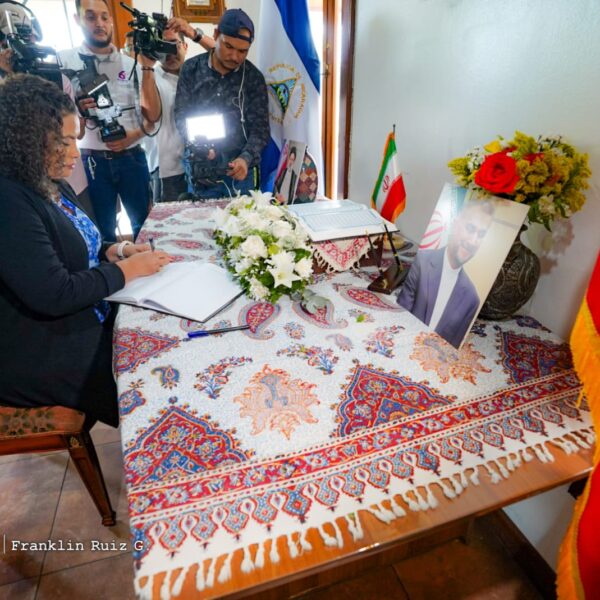 Foto de Galería: Firma de Libro de Condolencias en Embajada de la República Islámica de Irán