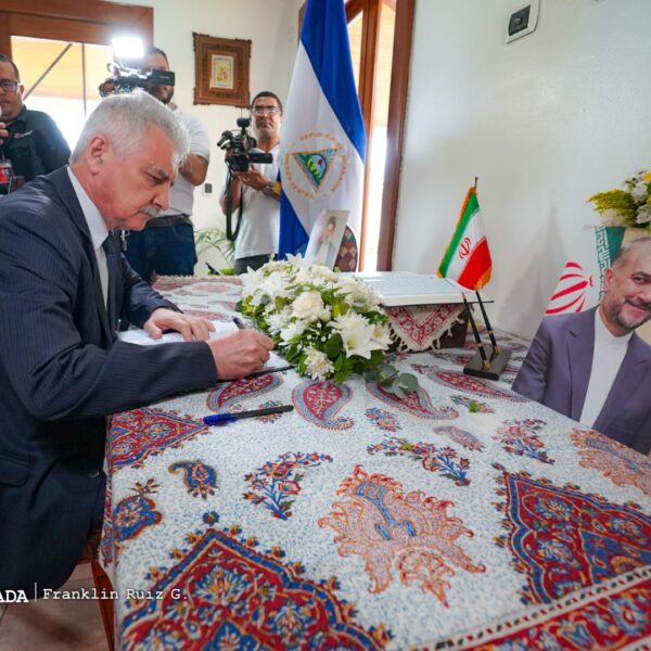 Foto de Galería: Firma de Libro de Condolencias en Embajada de la República Islámica de Irán