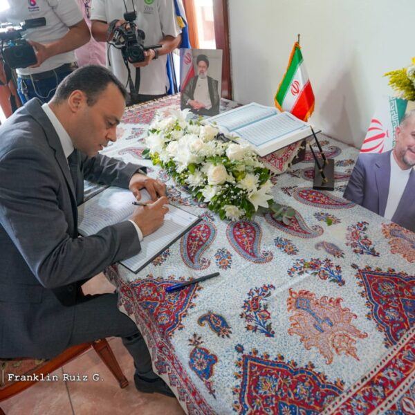 Foto de Galería: Firma de Libro de Condolencias en Embajada de la República Islámica de Irán