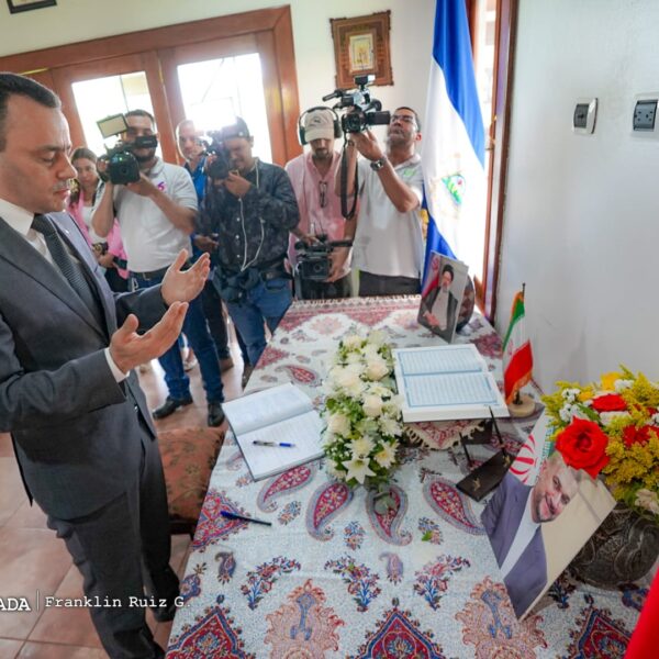 Foto de Galería: Firma de Libro de Condolencias en Embajada de la República Islámica de Irán