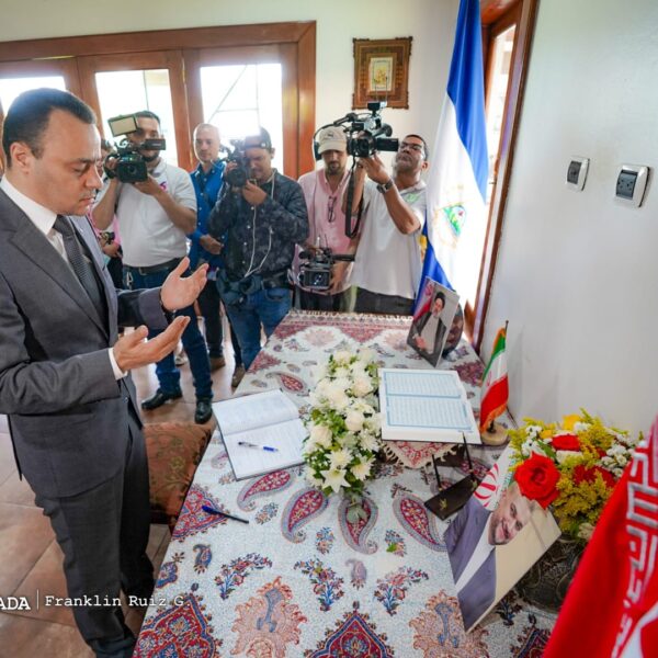 Foto de Galería: Firma de Libro de Condolencias en Embajada de la República Islámica de Irán