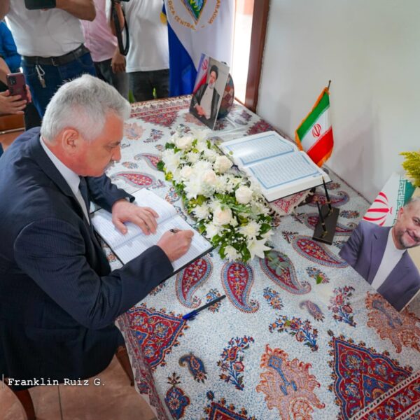 Foto de Galería: Firma de Libro de Condolencias en Embajada de la República Islámica de Irán
