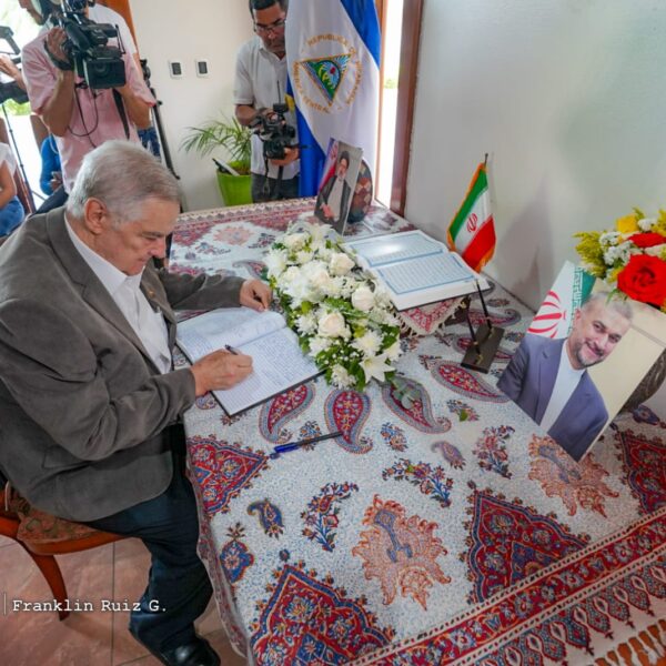 Foto de Galería: Firma de Libro de Condolencias en Embajada de la República Islámica de Irán