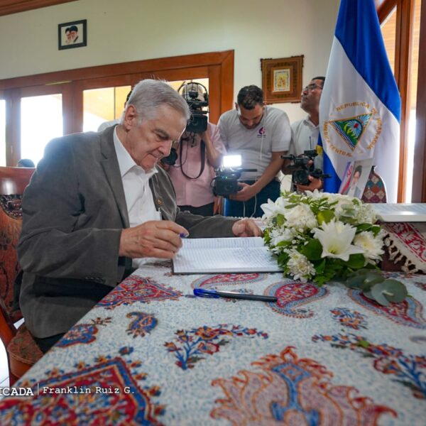 Foto de Galería: Firma de Libro de Condolencias en Embajada de la República Islámica de Irán