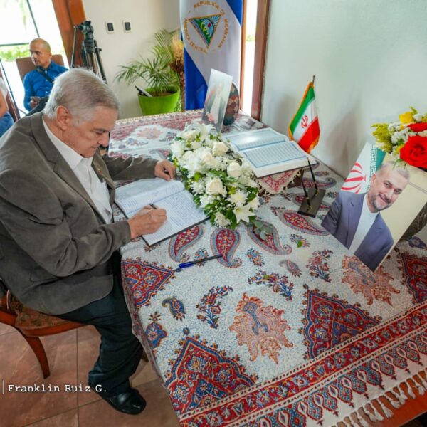 Foto de Galería: Firma de Libro de Condolencias en Embajada de la República Islámica de Irán