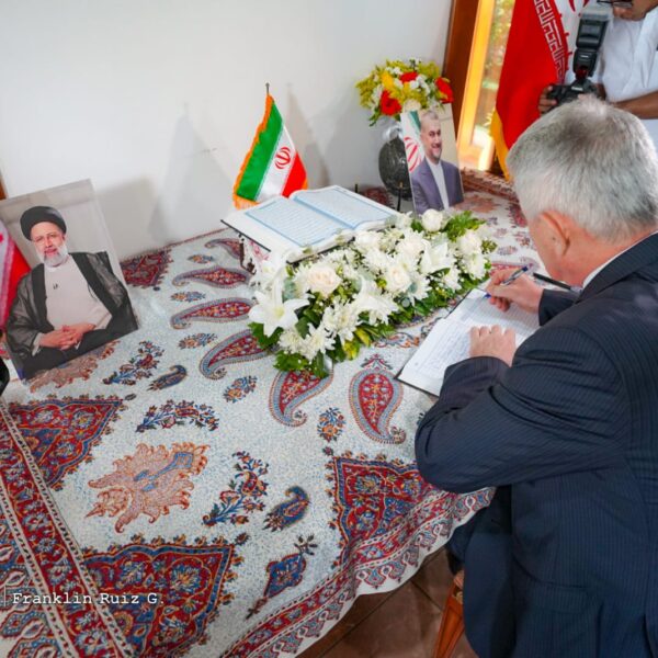 Foto de Galería: Firma de Libro de Condolencias en Embajada de la República Islámica de Irán