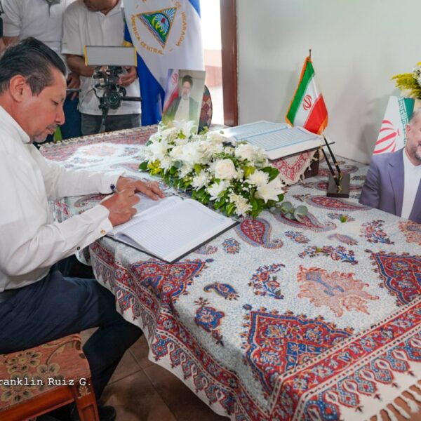 Foto de Galería: Firma de Libro de Condolencias en Embajada de la República Islámica de Irán