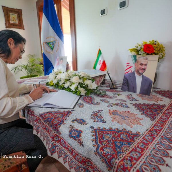 Foto de Galería: Firma de Libro de Condolencias en Embajada de la República Islámica de Irán