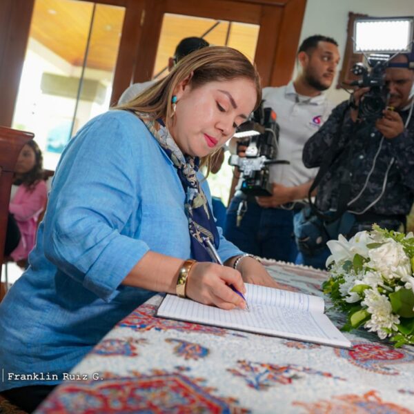 Foto de Galería: Firma de Libro de Condolencias en Embajada de la República Islámica de Irán